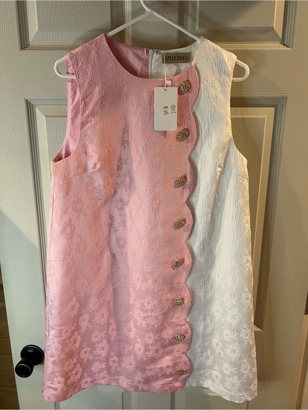 Pink & White Sleeveless Floral Scallop Shift Dress